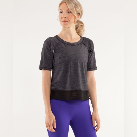 NEW Lululemon Sun Runner Short Sleeve
in Heathered Black & Black Lace. 
Size 8. - Picture 1 of 8